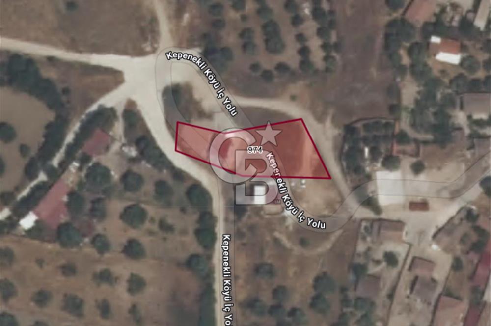 MANİSA KEPENEKLİ’ DE İÇİNDE HAZIR PREFABRİK BULUNAN  951M² ARSA