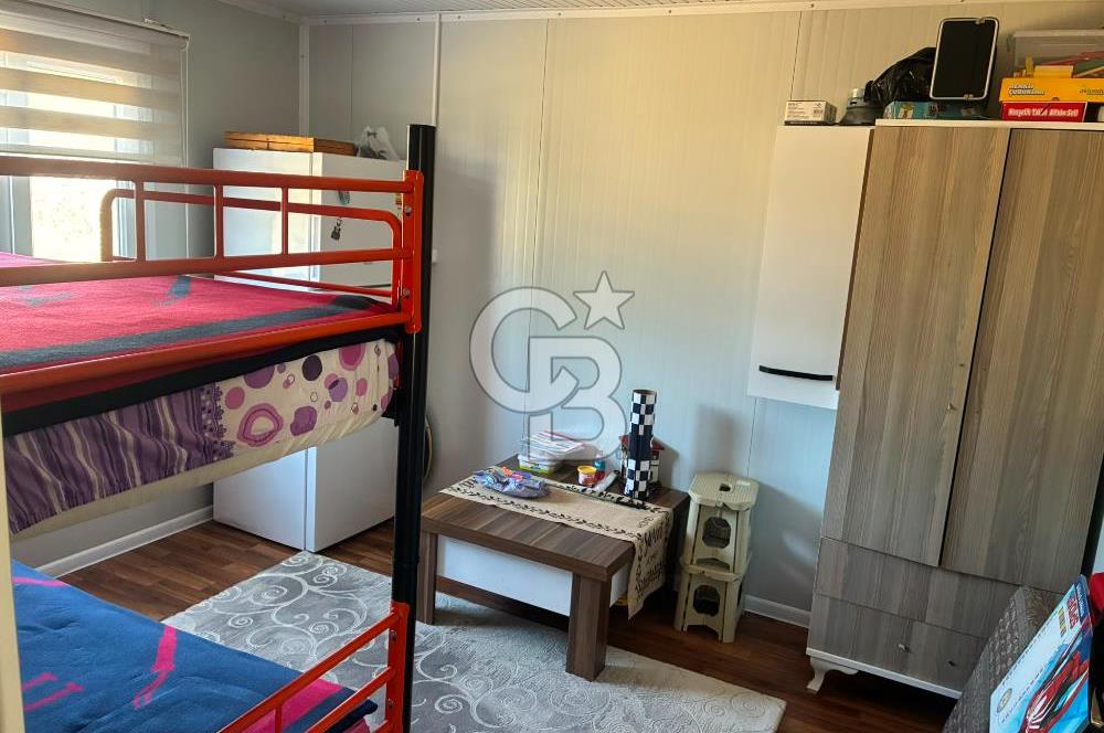 MANİSA KEPENEKLİ’ DE İÇİNDE HAZIR PREFABRİK BULUNAN  951M² ARSA