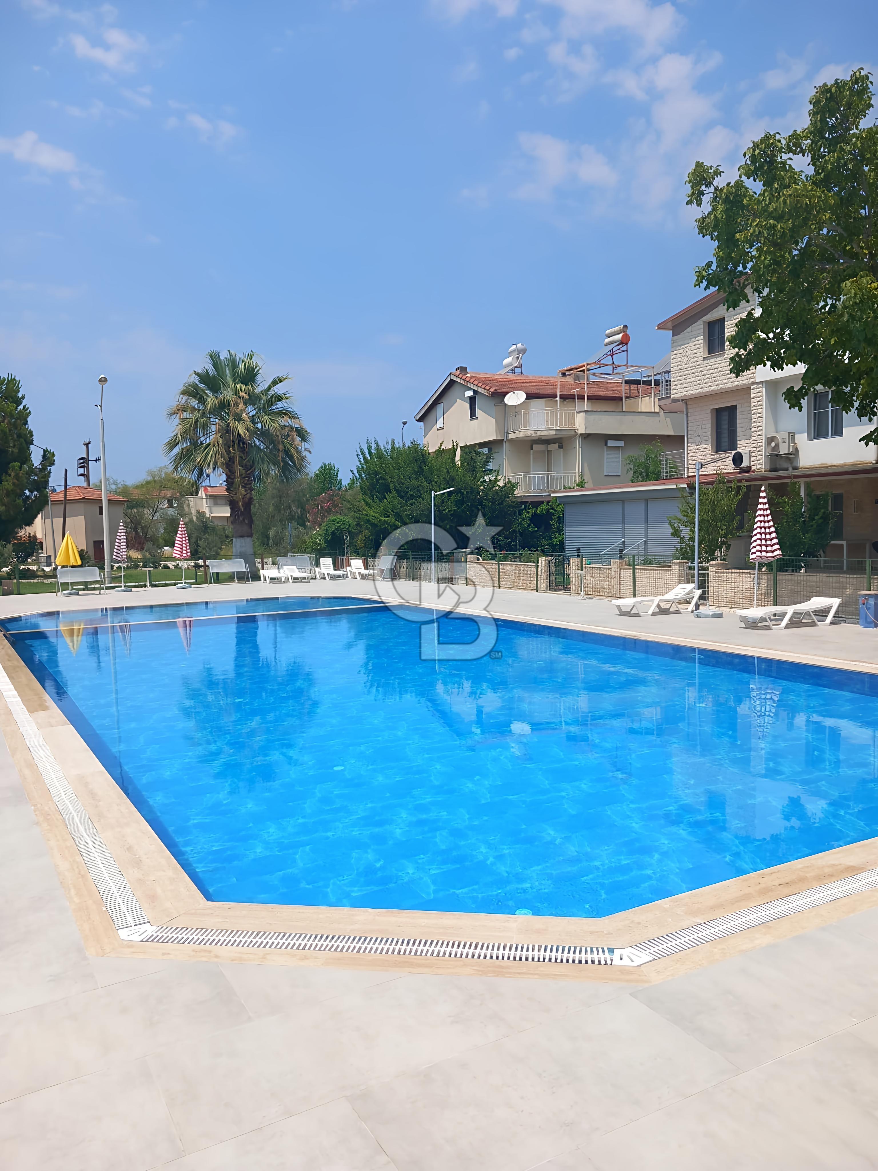 KUŞADASI DAVUTLARDA SİTE İÇERİSİNDE SATILIK TRİPLEKS VİLLA
