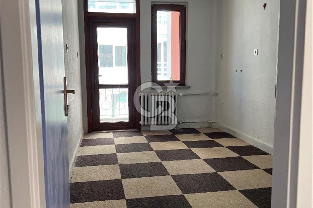 BALGAT' TA MERKEZİ KONUMDA CADDEYE CEPHELİ KÖŞE BİNA