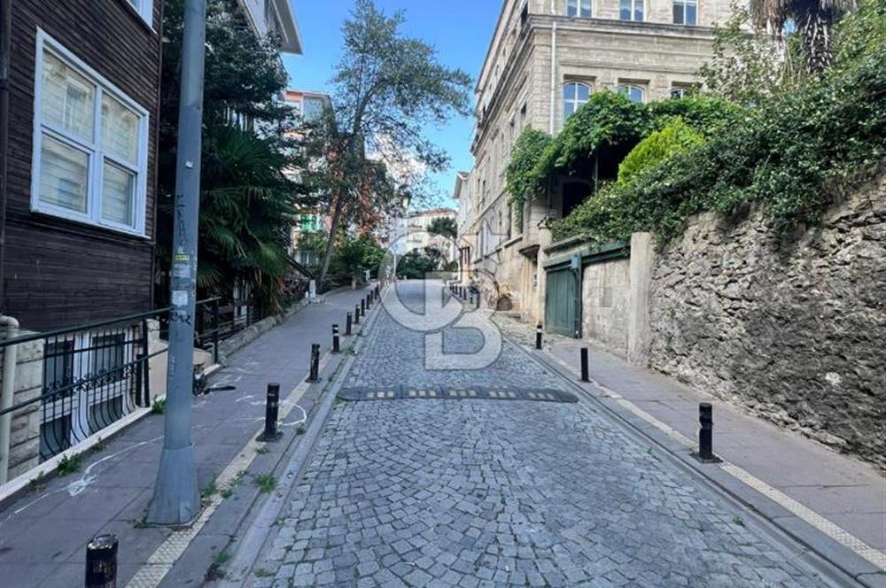 Ortaköy Aydınlık Sokak'ta satılık ferah 2+1 daire