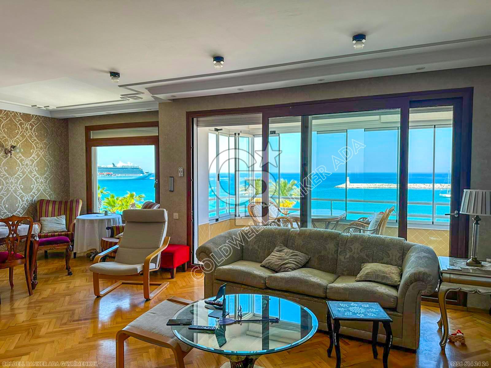 Kuşadası Kordon’da Panoramik Deniz Manzaralı Çatı Dubleks