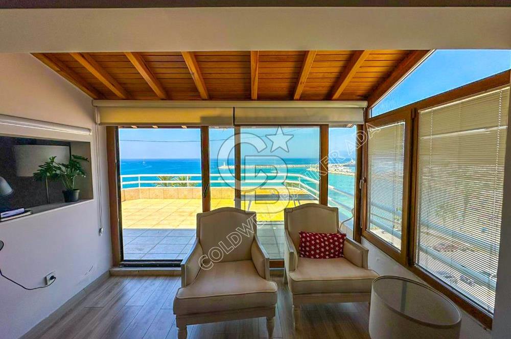 Kuşadası Kordon’da Panoramik Deniz Manzaralı Çatı Dubleks
