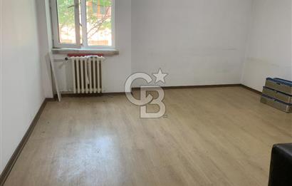MEBUSEVLERİ ŞEREFLİ SOKAKTA YÜKŞEK GİRİŞ YAPILI 3+1 SATLIK DAİRE