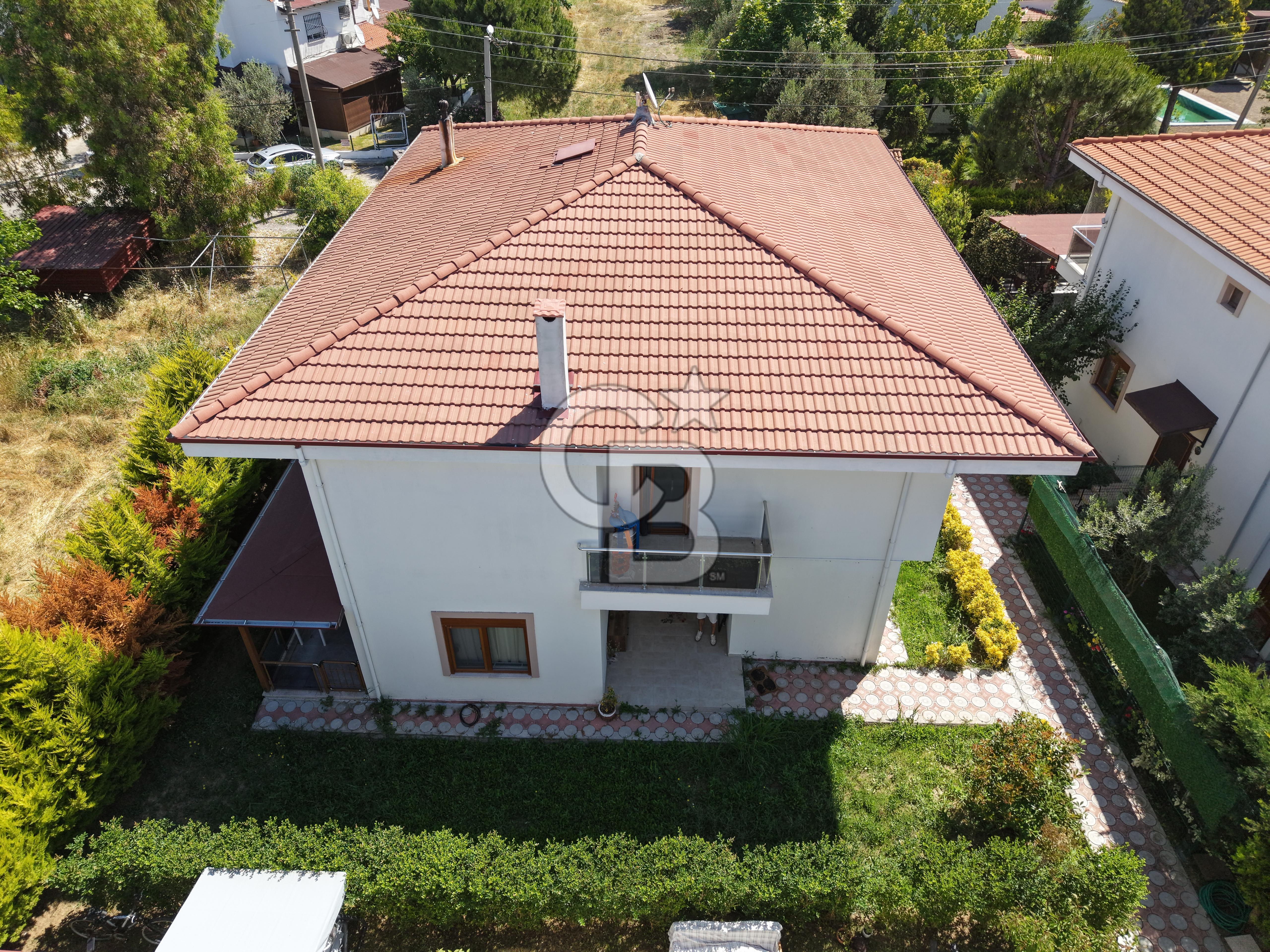 ALTINOVA'DA BAHÇELİ VE GENİŞ VERANDALI 4+1 VİLLA