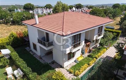 ALTINOVA'DA BAHÇELİ VE GENİŞ VERANDALI 4+1 VİLLA