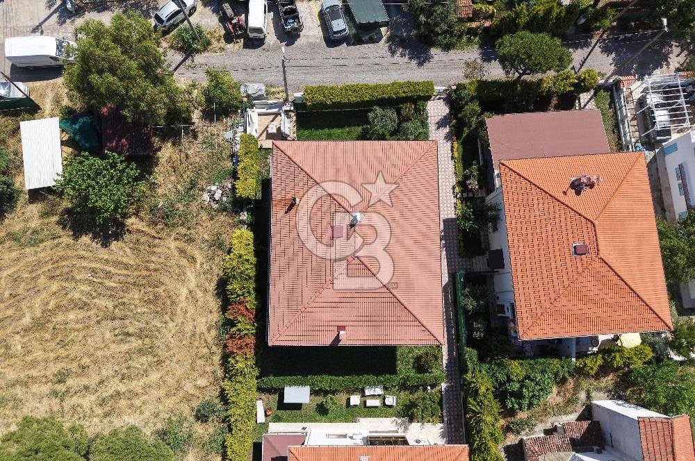 ALTINOVA'DA BAHÇELİ VE GENİŞ VERANDALI 4+1 VİLLA