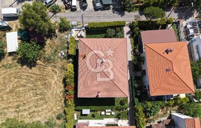 ALTINOVA'DA BAHÇELİ VE GENİŞ VERANDALI 4+1 VİLLA