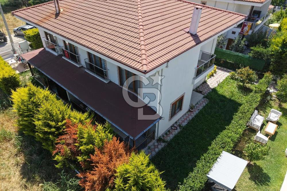 ALTINOVA'DA BAHÇELİ VE GENİŞ VERANDALI 4+1 VİLLA