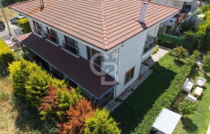 ALTINOVA'DA BAHÇELİ VE GENİŞ VERANDALI 4+1 VİLLA
