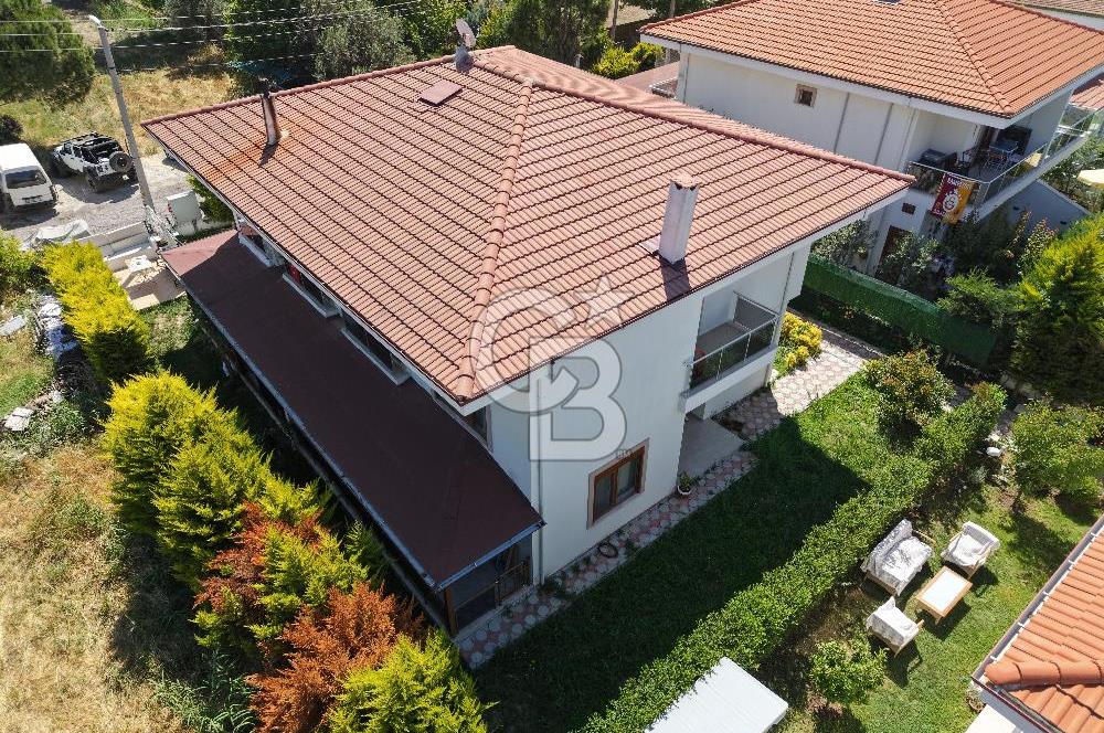 ALTINOVA'DA BAHÇELİ VE GENİŞ VERANDALI 4+1 VİLLA