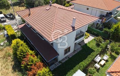 ALTINOVA'DA BAHÇELİ VE GENİŞ VERANDALI 4+1 VİLLA