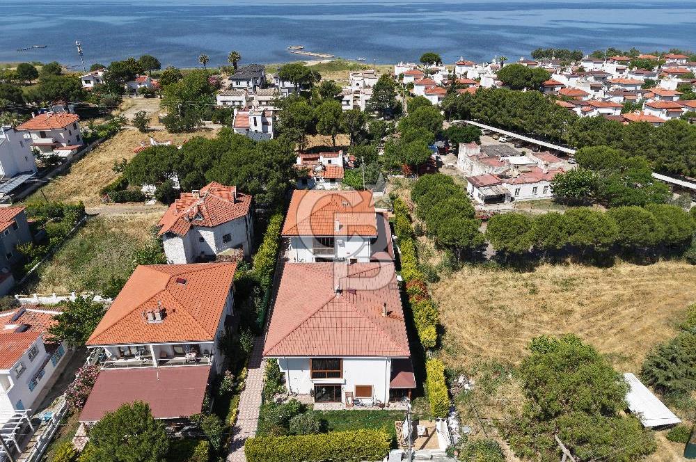 ALTINOVA'DA BAHÇELİ VE GENİŞ VERANDALI 4+1 VİLLA