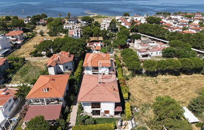 ALTINOVA'DA BAHÇELİ VE GENİŞ VERANDALI 4+1 VİLLA