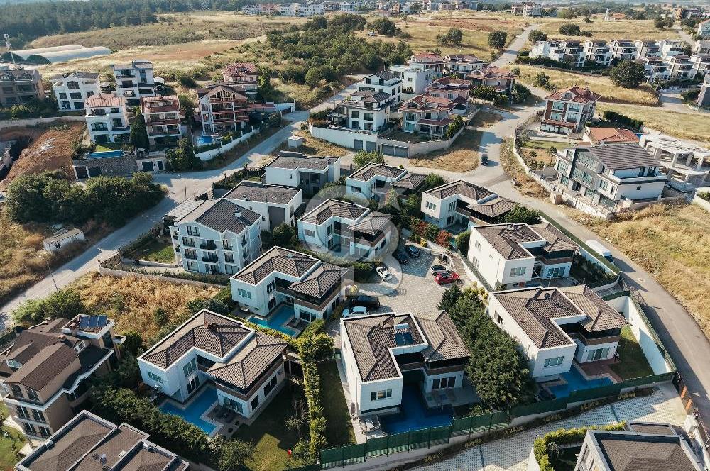 ÖZLÜCEDE SİTE İÇİ MÜSTAKİL HAVUZLU VİLLA