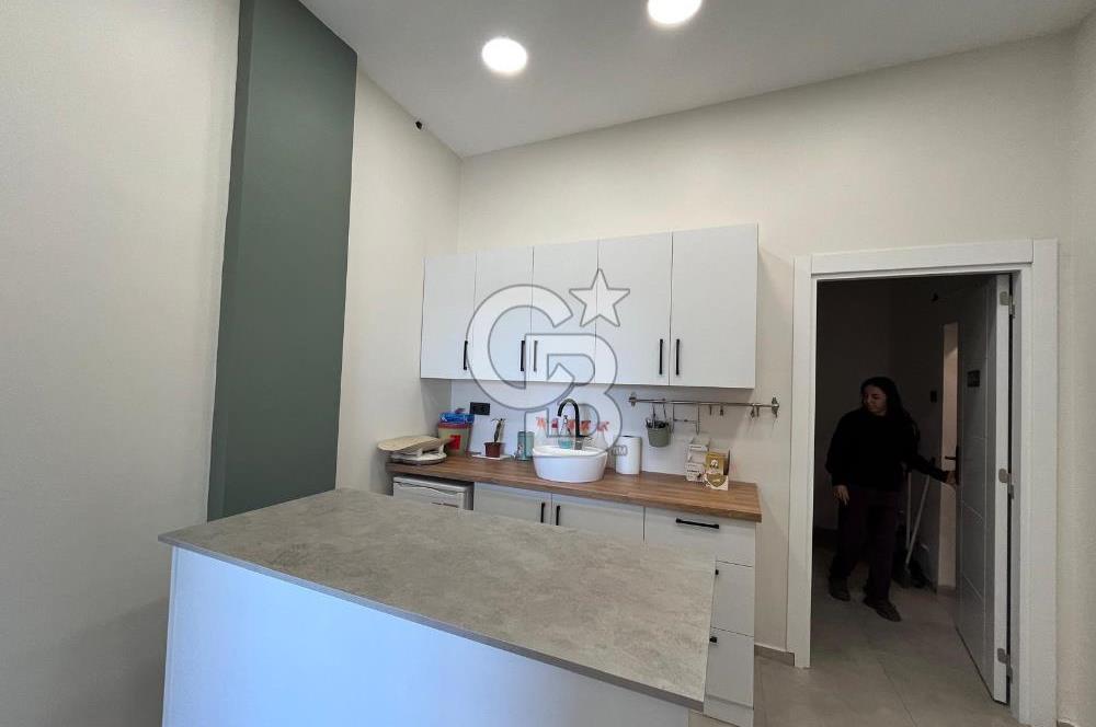 Urla İskele'de Geniş Vitrinli Kiralık Dükkan