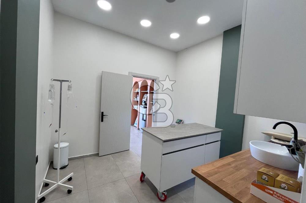 Urla İskele'de Geniş Vitrinli Kiralık Dükkan