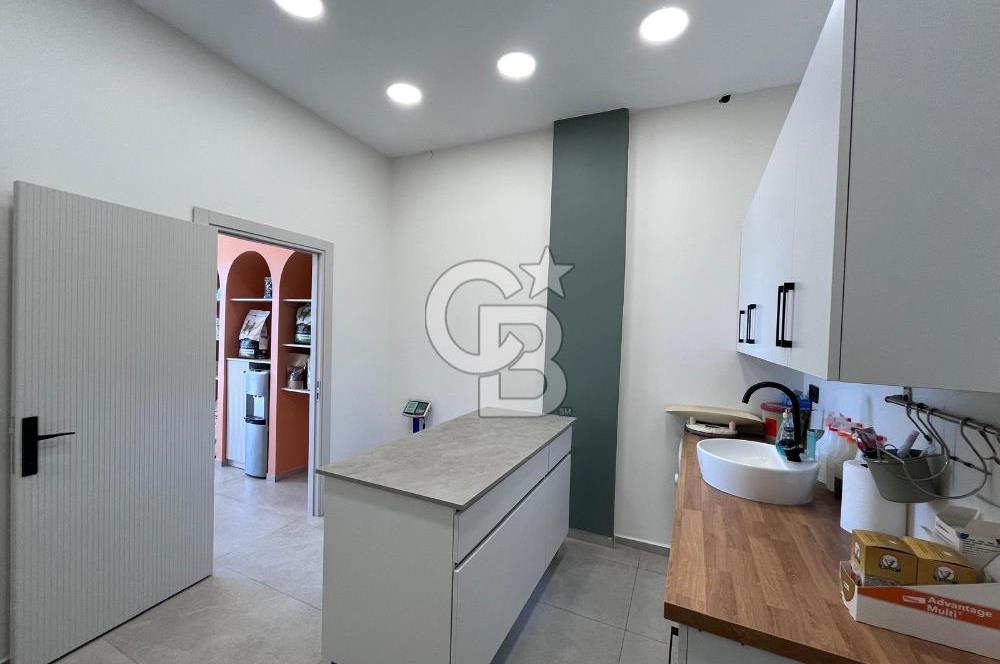 Urla İskele'de Geniş Vitrinli Kiralık Dükkan