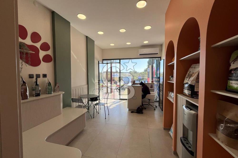 Urla İskele'de Geniş Vitrinli Kiralık Dükkan