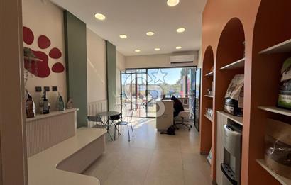 Urla İskele'de Geniş Vitrinli Kiralık Dükkan
