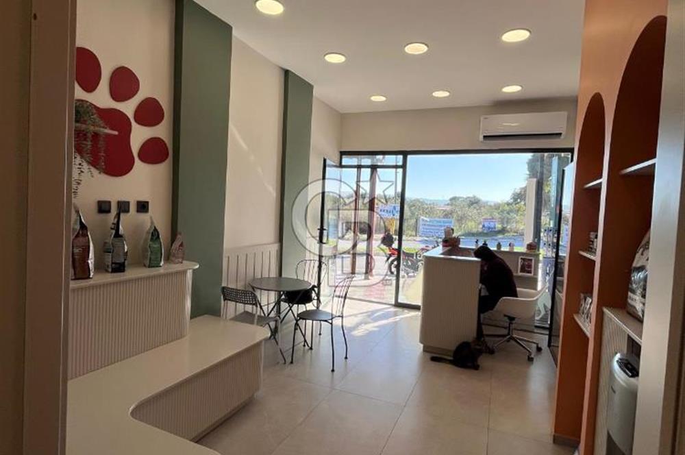 Urla İskele'de Geniş Vitrinli Kiralık Dükkan