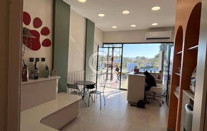 Urla İskele'de Geniş Vitrinli Kiralık Dükkan