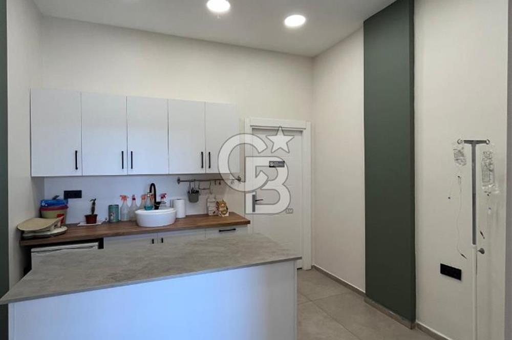 Urla İskele'de Geniş Vitrinli Kiralık Dükkan