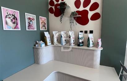 Urla İskele'de Geniş Vitrinli Kiralık Dükkan