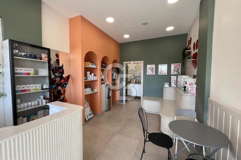 Urla İskele'de Geniş Vitrinli Kiralık Dükkan