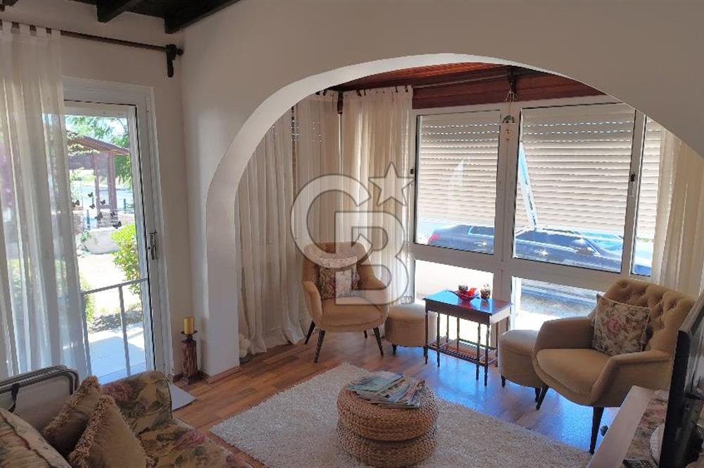 ÇEŞME ÇİFTLİKKÖY DENİZ MANZARALI DENİZE 100 METRE SATILIK VİLLA
