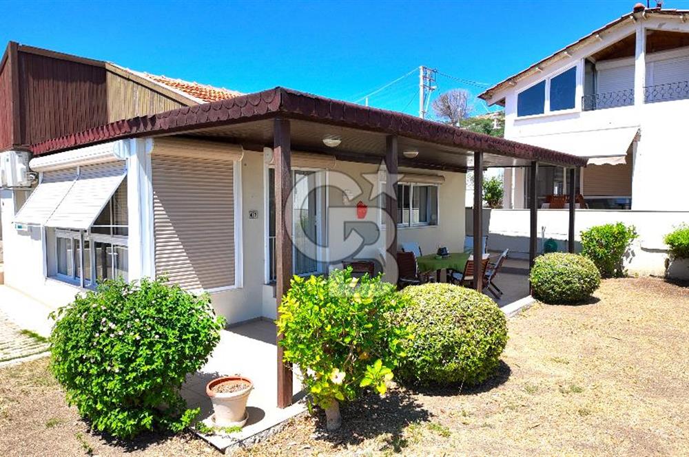 ÇEŞME ÇİFTLİKKÖY DENİZ MANZARALI DENİZE 100 METRE SATILIK VİLLA