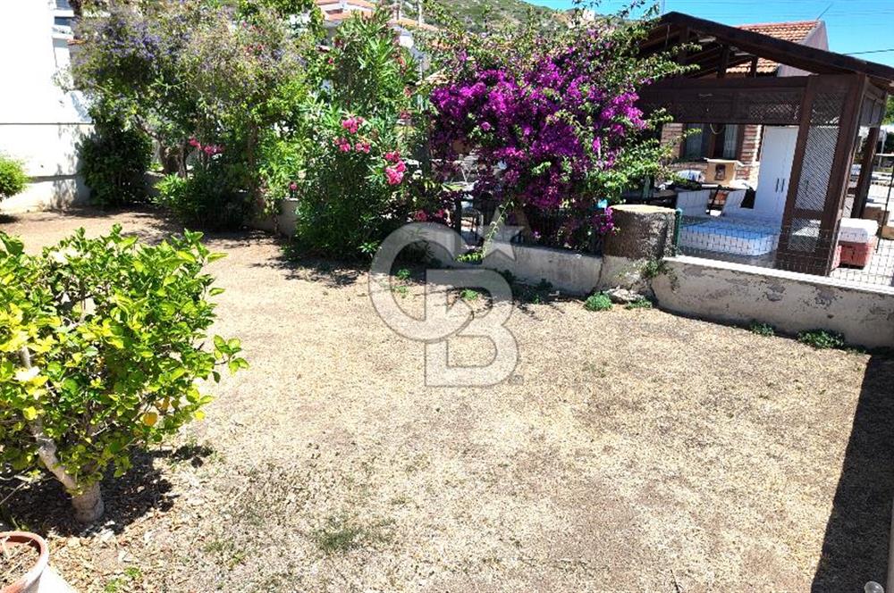 ÇEŞME ÇİFTLİKKÖY DENİZ MANZARALI DENİZE 100 METRE SATILIK VİLLA