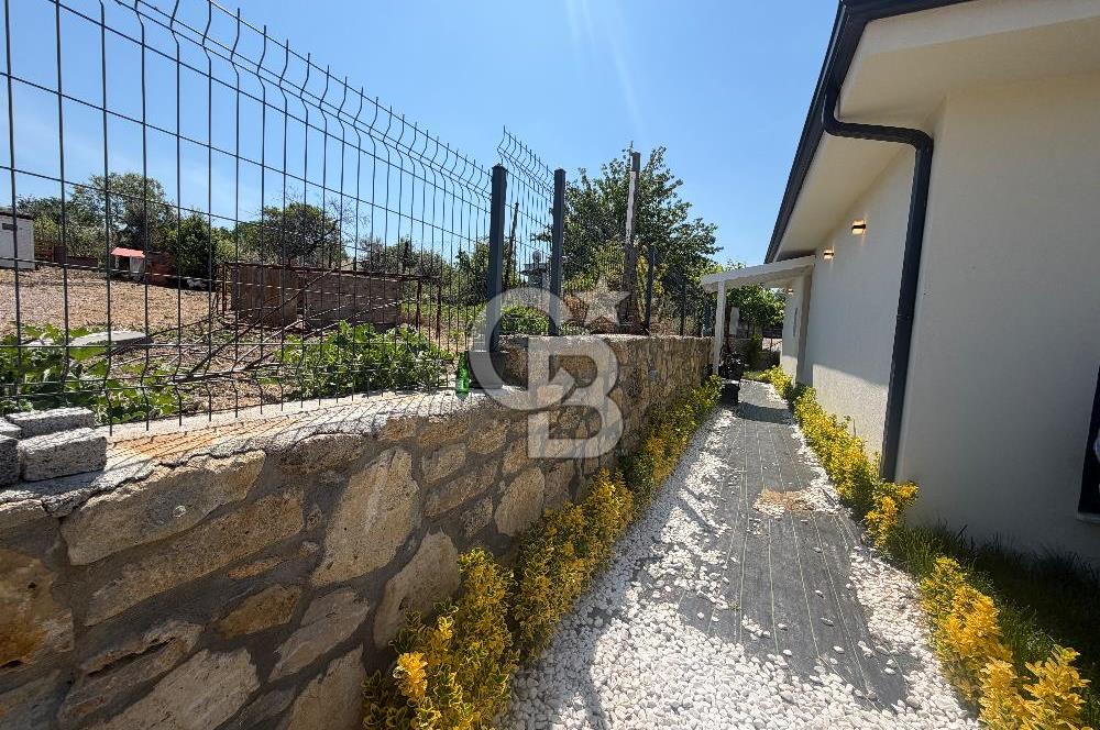 ÇANAKKALE KIZILKEÇİLİ KÖYÜNDE SATILIK BAHÇELİ KARGİR EV