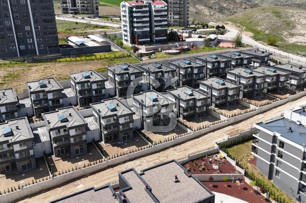 ALACAATLI MAH. SAKA VİLLA SİTESİNDE SATILIK 6+2 VİLLA