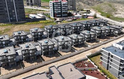 ALACAATLI MAH. SAKA VİLLA SİTESİNDE SATILIK 6+2 VİLLA