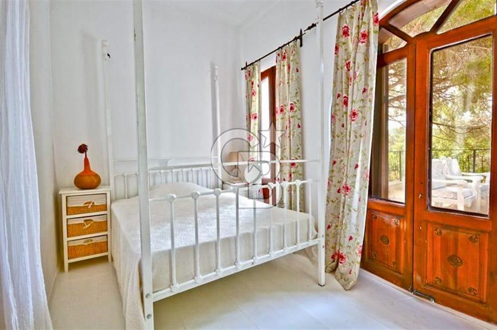 BODRUM DEREKÖY' de MÜSTAKİL HAVUZLU MÜŞTEMİLATLI ÇİFTLİK EVİ