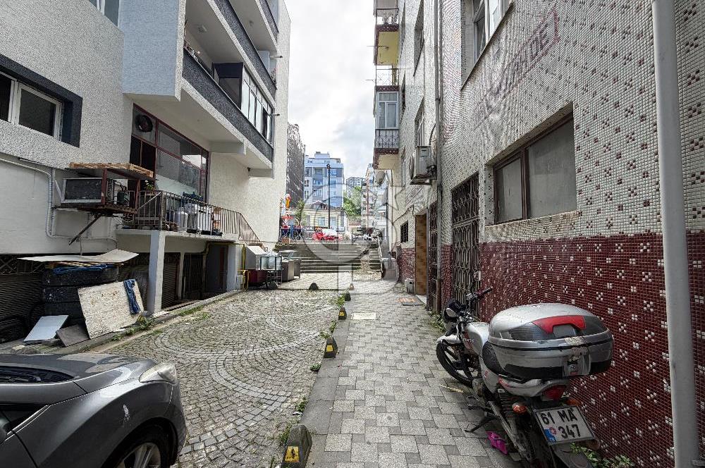 YOMRA MERKEZ'DE CADDE ÜZERİNDE SATILIK 3 ADET DÜKKAN