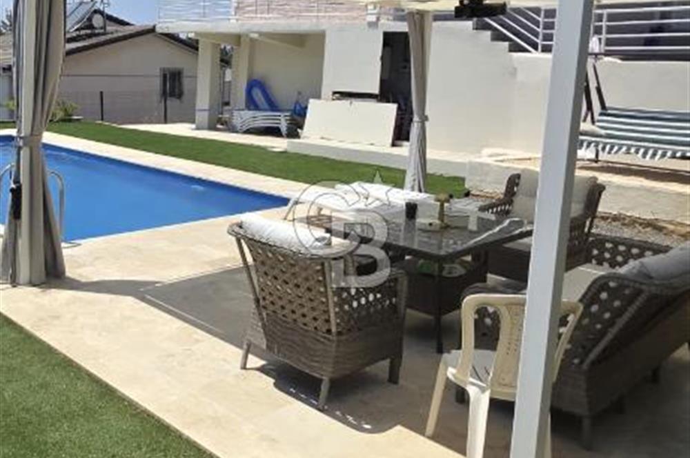 Güzelbahçe’de Müstakil Havuzlu Satılık Villa