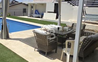 Güzelbahçe’de Müstakil Havuzlu Satılık Villa