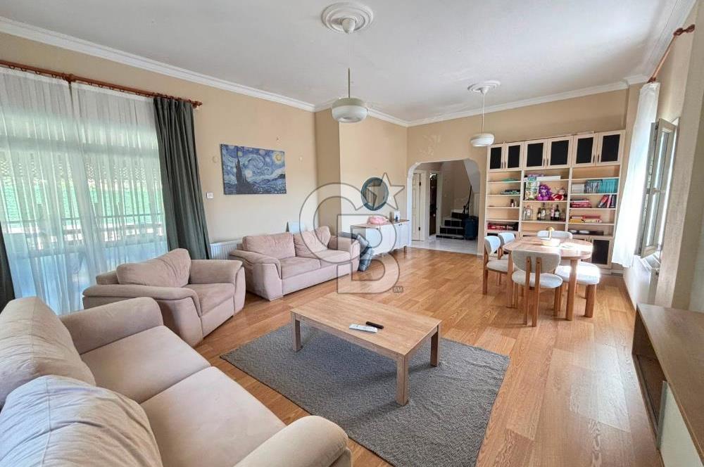 Güzelbahçe’de Müstakil Havuzlu Satılık Villa