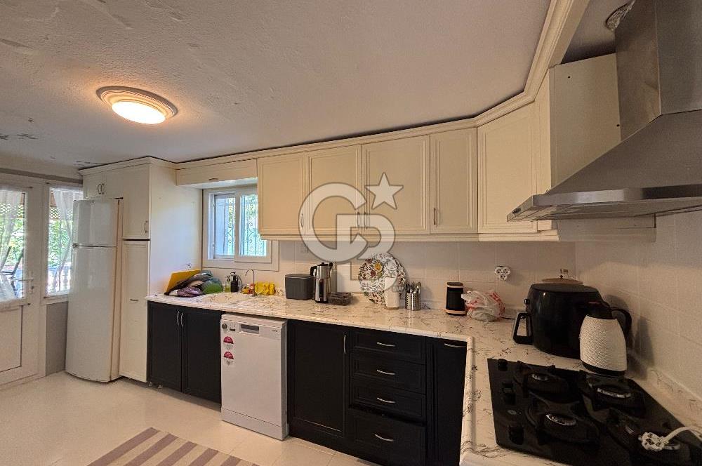 Güzelbahçe’de Müstakil Havuzlu Satılık Villa