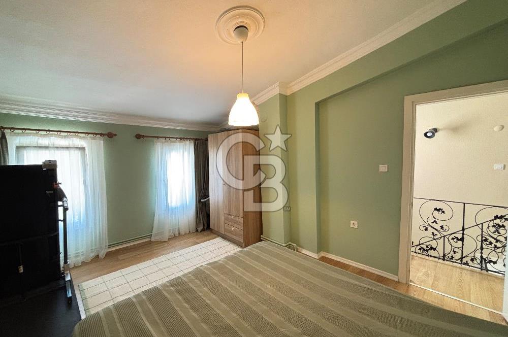 Güzelbahçe’de Müstakil Havuzlu Satılık Villa