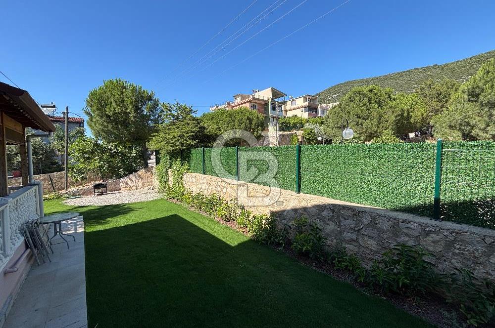 Güzelbahçe’de Müstakil Havuzlu Satılık Villa