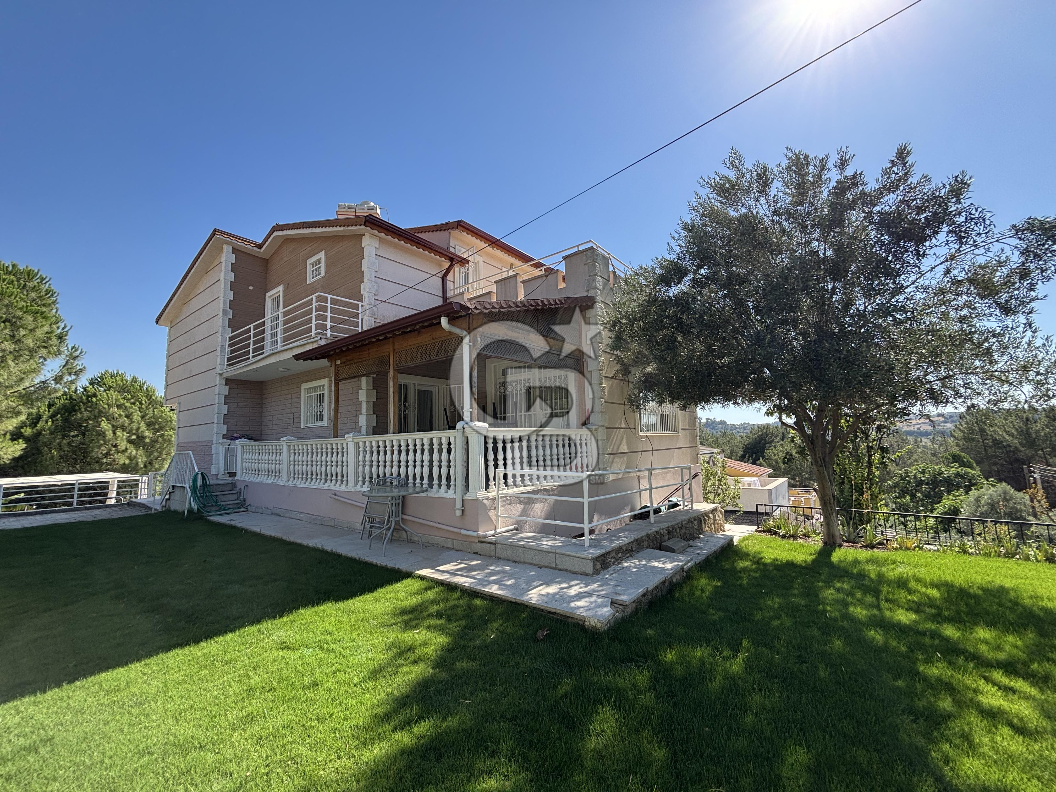 Güzelbahçe’de Müstakil Havuzlu Satılık Villa