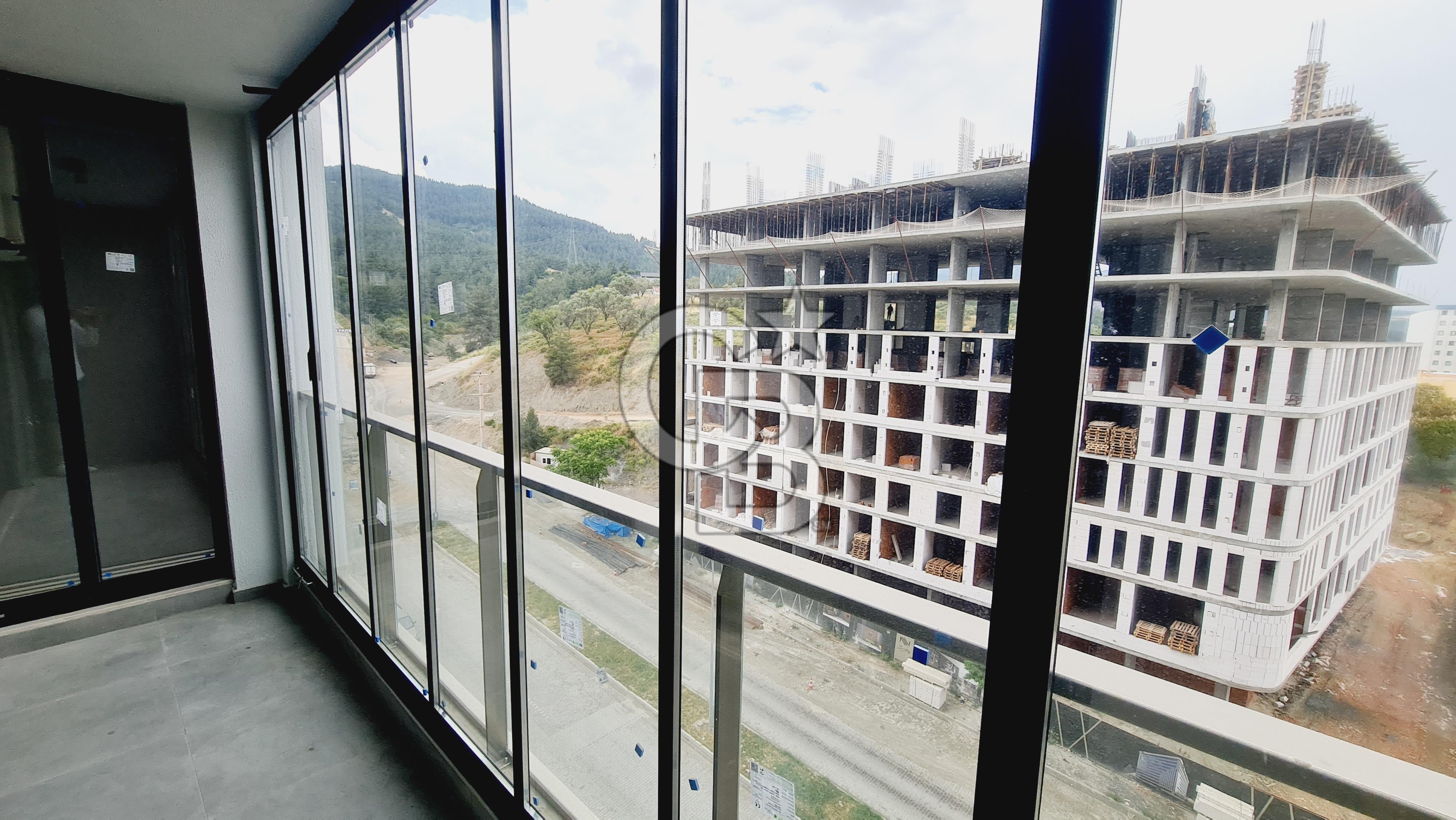 Manisa Meydan Sitesi Balkonu Cam Kapamalı Kiralık 1+1 Daire