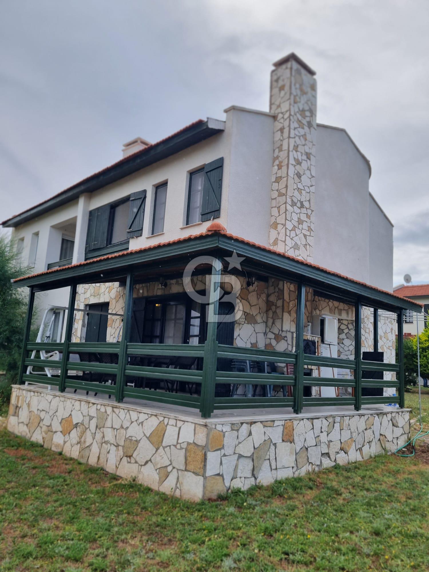 ÇEŞME OVACIKTA SİTE İÇERİSİNDE KİRALIK VİLLA