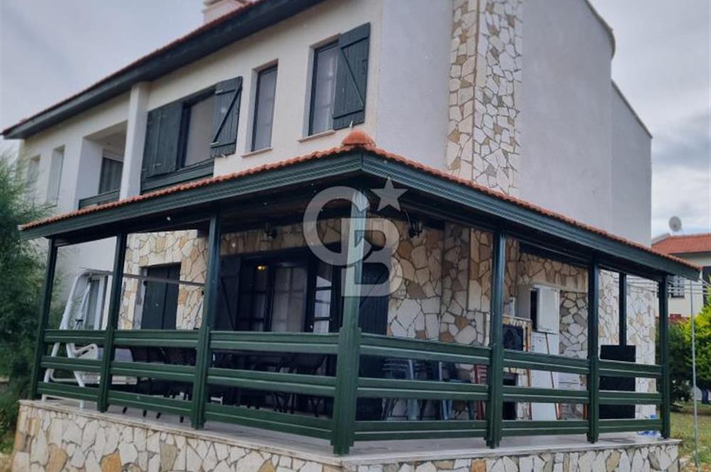 ÇEŞME OVACIKTA SİTE İÇERİSİNDE KİRALIK VİLLA