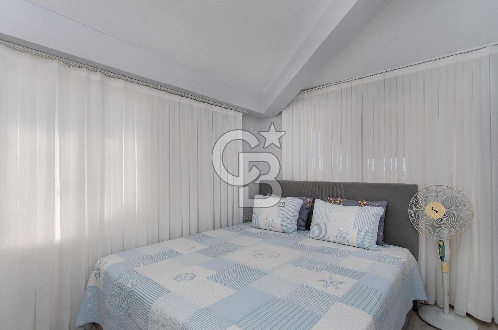 Yenifoça Gencelli'de Satılık Havuzlu 4+1 Tripleks Villa