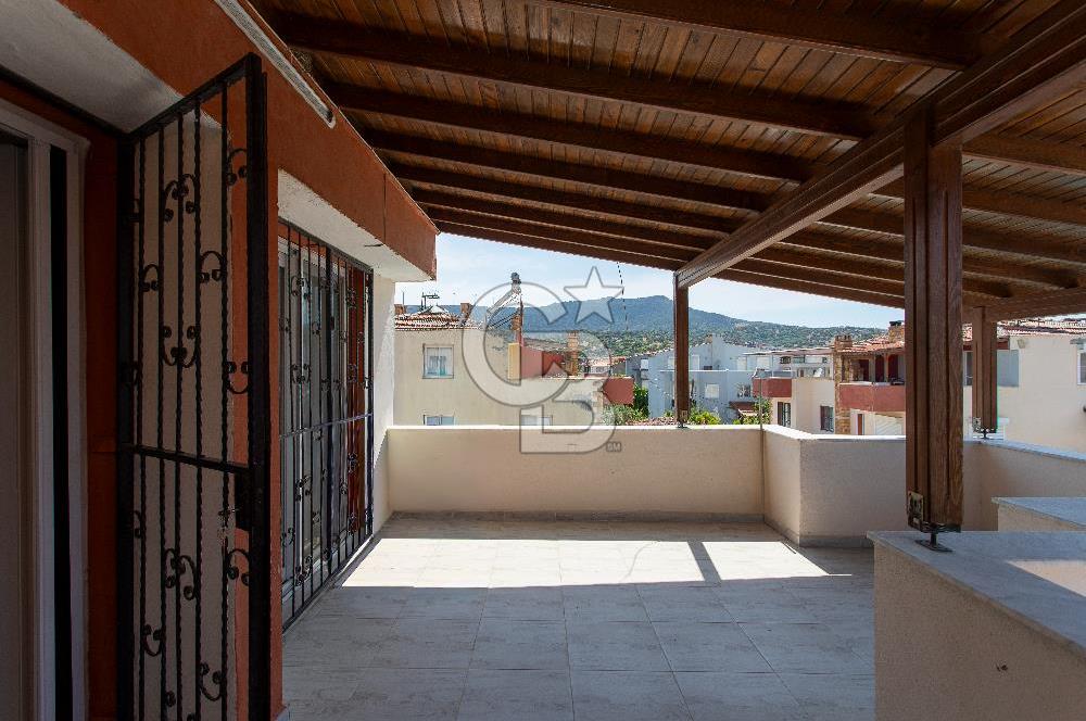 Yenifoça Gencelli'de Satılık Havuzlu 4+1 Tripleks Villa