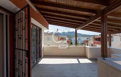 Yenifoça Gencelli'de Satılık Havuzlu 4+1 Tripleks Villa